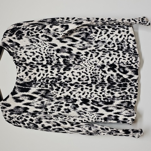 Chico's Black and White Animal Print Jaquard Knit Top Size Medium LS - Picture 3 of 8